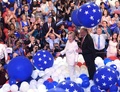 米ペンシルベニア州フィラデルフィアで開催中の民主党全国大会で、米大統領選の党候補指名受諾演説後、副大統領候補のティム・ケーン氏と共に歓声に応じるヒラリー・クリントン前国務長官（2016年7月28日撮影）。(c)AFP/Brendan Smialowski