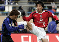 ゼロックス・スーパーカップ（Xerox Super Cup）でガンバ大阪（Gamba Osaka）の山口智（Satoshi Yamaguchi）とボールを競る浦和レッドダイヤモンズ（Urawa Red Diamonds）の長谷部誠（Makoto Hasebe、2006年2月25日撮影）。(c)AFP/TOSHIFUMI KITAMURA