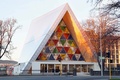 ニュージーランド南島クライストチャーチ（Christchurch）で、大地震の被害を受けた大聖堂跡に再建された紙の聖堂（2013年8月7日撮影、同15日公開）。(c)AFP/BRIDGIT ANDERSON