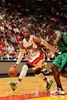 12-13NBAは12日、各地で試合が行われ、マイアミ・ヒート（Miami Heat）は109-101でボストン・セルティックス（Boston Celtics）を下した。

ボストン・セルティックスのブランドン・バス（Brandon Bass、右）にドライブを仕掛けるマイアミ・ヒートのドウェイン・ウェイド（Dwyane Wade、2013年4月12日撮影）。(c)AFP/Getty Images/NBAE/Issac Baldizon