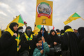 イラクの首都バグダッドで、イラン革命防衛隊のガセム・ソレイマニ司令官と人民動員隊のアブ・マフディ・ムハンディス副司令官の葬列に加わった、人民動員隊や親イラン派武装組織「神の党旅団（カタイブ・ヒズボラ）」の支持者ら（2020年1月4日撮影）。(c)AFP/Ahmad AL-RUBAYE