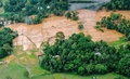 スリランカ中部で、ヘリコプターから撮影した洪水の様子（2016年5月18日提供）。(c)AFP/SRI LANKAN PRESIDENT&apos;S OFFICE