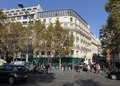 パリ・シャンゼリゼ（Champs-Elysees）通りに建設中の「マークス・アンド・スペンサー（Marks &amp; Spencer）」店舗（2011年10月21日撮影）。(c)AFP/JACQUES DEMARTHON