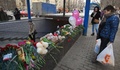 ロシア・モスクワ市内で、女児殺害事件の容疑者の女が拘束された現場を見つめる女性（2016年3月1日撮影）(c)AFP/DMITRY SEREBRYAKOV