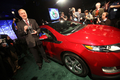 米デトロイト（Detroit）の北米国際自動車ショー（North American International Auto Show）で、「シボレー・ボルト（Chevrolet Volt）」で「2011年北米カー・オブ・ザ・イヤー」を受賞するGMのトム・スティーブンス（Tom Stephens）副会長（2011年1月10日撮影）。(c)AFP/Geoff ROBINS