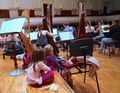 ポーランドのワルシャワ・フィルハーモニーホールでリハーサルをするキーウ交響楽団を見る楽団員の子ども（2022年4月19日撮影）。(c)JANEK SKARZYNSKI / AFP