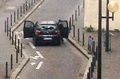 襲撃事件が起きた仏パリ（Paris）の風刺週刊紙シャルリー・エブド（Charlie Hebdo）の本社付近で撮影された武装した男ら（2015年1月7日撮影）。(c)AFP/ANNE GELBARD