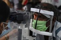 インドのアラビンド眼科病院が南部タミルナド州で行った出張診療で検査を受ける人（2021年9月27日撮影）。(c)Arun SANKAR / AFP