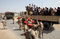 イラクの首都バグダッド（Baghdad）から軍のトラックでイスラム武装勢力の進撃が続く北部へ向かう志願兵たち（2014年6月13日撮影）。(c)AFP/ALI AL-SAADI