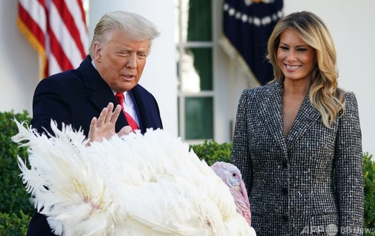 トランプ氏、感謝祭の七面鳥に「恩赦」 自身の敗北には触れず 写真9枚