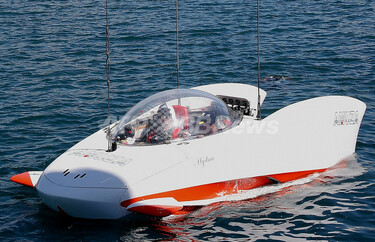 2人乗り小型電動潜水艦が航行試験、日本メーカーが製造 写真1枚 国際