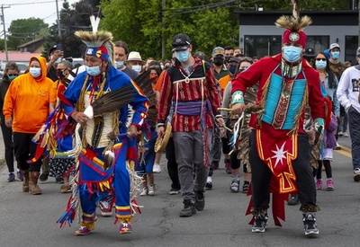 先住民寄宿学校跡から子ども215人の遺骨、カナダ各地で追悼