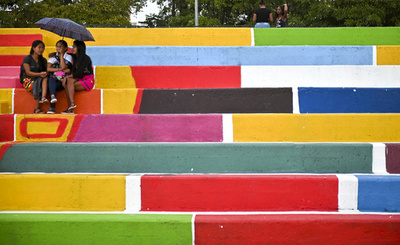 【今日の1枚】女子トーク弾ませるビビッドカラー