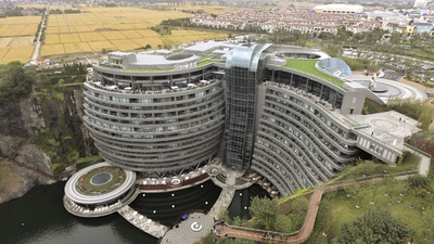 採石場の穴を利用した「地下ホテル」がオープン 上海