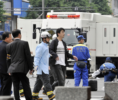 秋葉原で通り魔、十数人死傷