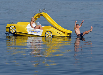 いざ水の中へ！暑い夏を楽しむ人々 独