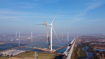 世界最大移動式クレーン、陸上最大風力発電ユニット組み立てを完了 中国