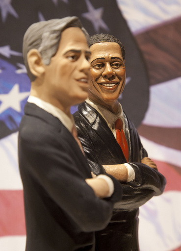 似てる？オバマ氏とロムニー氏の人形