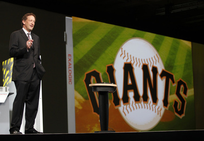 ジャイアンツCEOが休職、公共の場で妻と取っ組み合い MLB