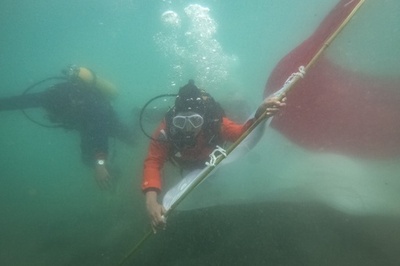独立記念日祝い国旗を海中に インドネシア