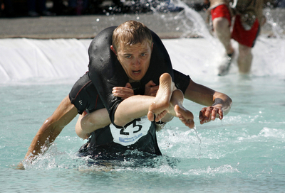 フィンランドの「奥様運び世界大会」、優勝はエストニア人夫婦