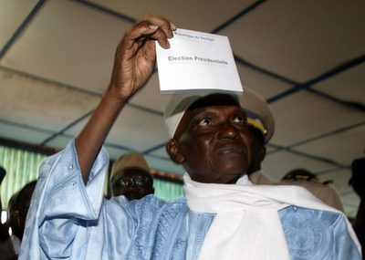 大統領選挙、現職ワッド氏が「勝利宣言」 - セネガル