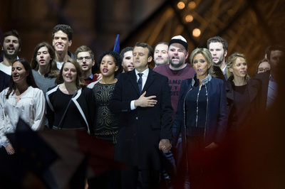 マクロン仏新大統領、背後の野球帽の男性が話題に その正体は…⁈