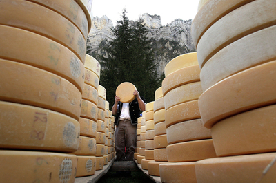 スイスでチーズ分配の祭り「ケステイレット」開催