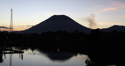 インドネシアのロコン山噴火、避難者4600人超える