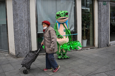 【今日の1枚】「振り向いてケロ」 人待ち顔のカエル 中国