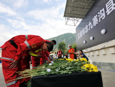 四川・九塞溝の地震で追悼式　犠牲者に敬意を払う