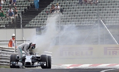 ハミルトン、予選開始直後にマシンが炎上 ハンガリーGP