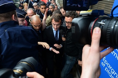 人気の高い仏経済相、怒った労働者に生卵投げつけられる