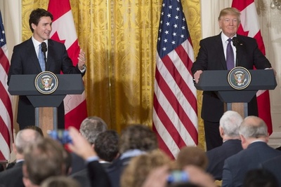 米カナダ首脳会談、難民受け入れで考え方の違い鮮明に