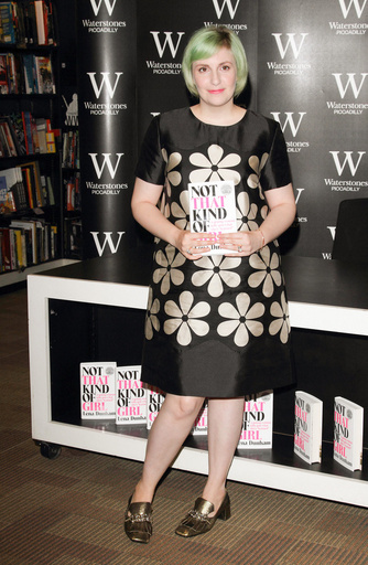 レナ・ダナム、「夏に向けて脇毛を生やしたい」