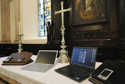 携帯電話に祝福、ロンドンで風変わりな礼拝
