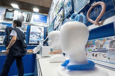 Japanese turn to wearable tech to beat the heat