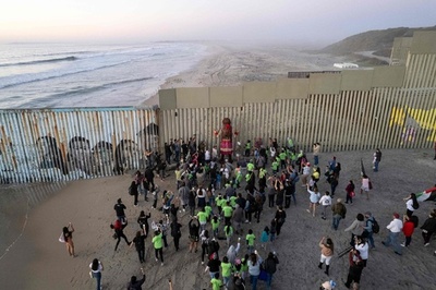 【今日の1枚】シリア難民少女の操り人形、国境フェンスに立つ メキシコ