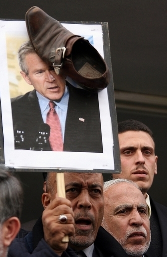 米大統領へ靴投げた記者の公判、31日に開始