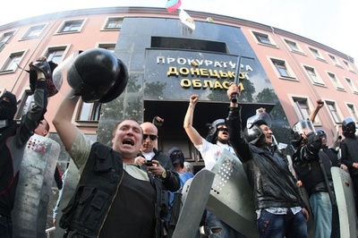 ウクライナ、徴兵制を復活 東部の親露派は検察庁占拠