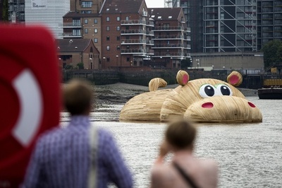 今度はカバ？「巨大アヒル」の芸術家、テムズ川で新作