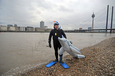 新年恒例、ライン川の水泳大会 - ドイツ