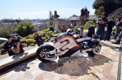 日本製の電動オートバイ「zecOO」、都内でお披露目