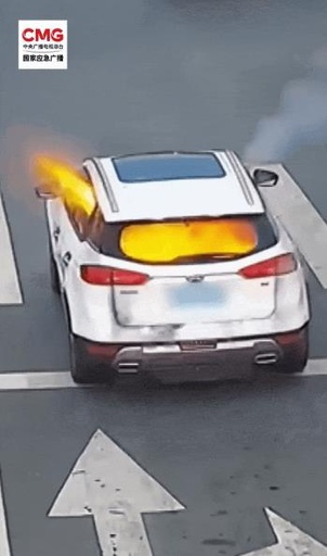 中国浙江省 車内の携帯電話が高温による自然発火で爆発
