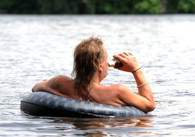 流されない？ビール片手に川で涼む男性 ドイツ