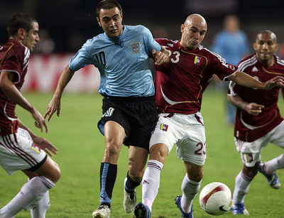 ウルグアイ ベネズエラと引き分けるも決勝T進出