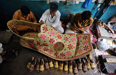 断食明けの祭り目指し2メートルの靴、パキスタン