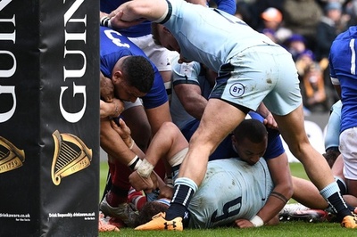 仏ラグビー選手、顔面パンチで退場 殴られた方は「びっくりした」