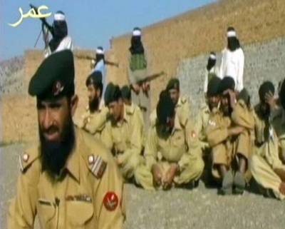 タリバン系武装勢力、拉致パキスタン兵士の映像を公開
