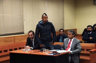 チリ代表のビダル、暴言浴びせた警察官に謝罪